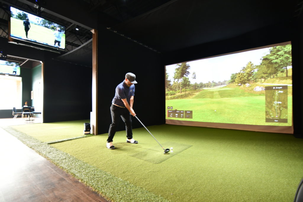 Playing-golf-at-1899-indoor-golf-1024x683